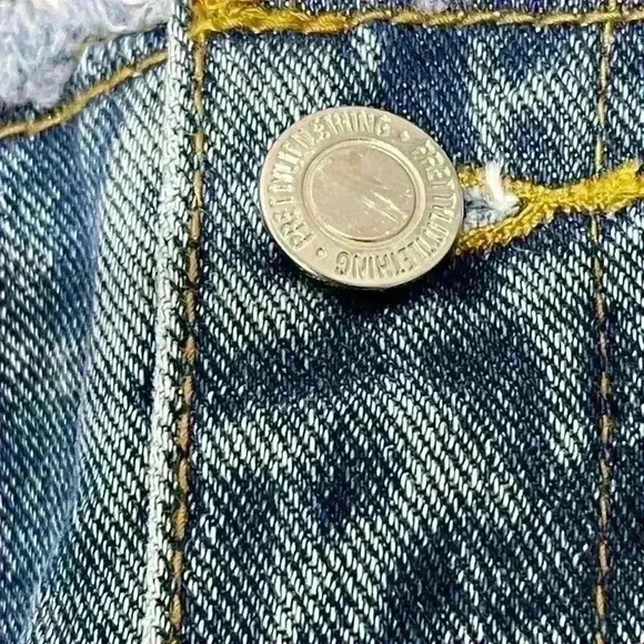 NWT Pretty little thing mid rise, flared ripped jeans  size US 10 - Picture 7 of 8